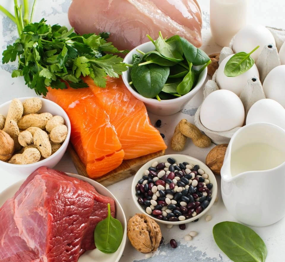 IMAGEM ILUSTRATIVA - DIVERSOS ALIMENTOS SAUDÁVEIS EM UMA MESA