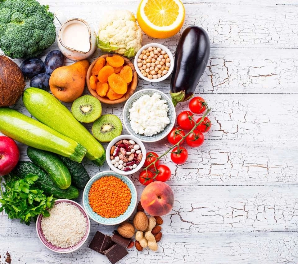 IMAGEM ILUSTRATIVA - GROWTH SUPPLEMENTS - Diversos vegetais em uma mesa