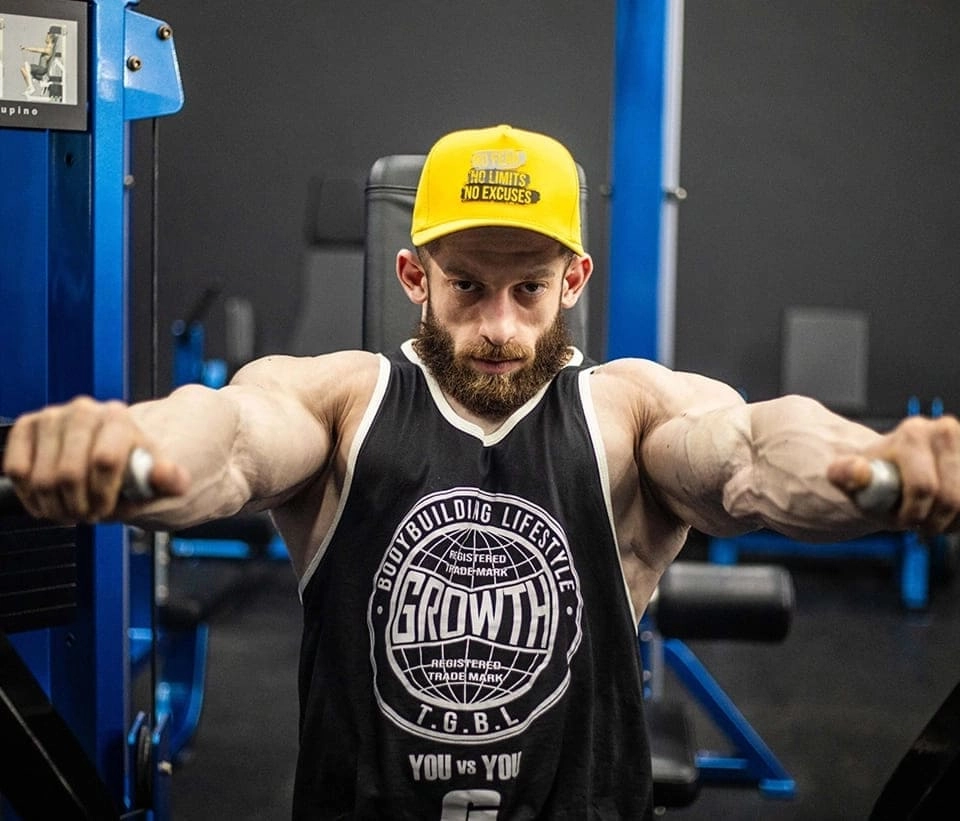 Atleta TEAMGROWTH (Josue Fabiano - Gorila Albino) treinando braço em academia