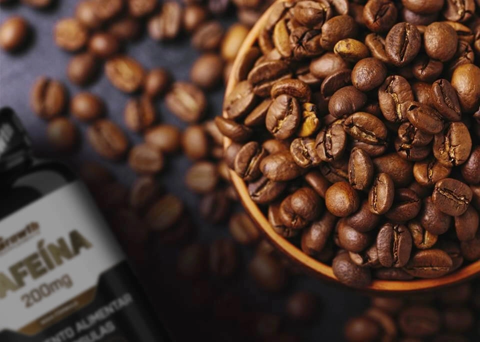 GROWTH SUPPLEMENTS - Imagem ilustrativa café com embalagem de cafeína ao lado