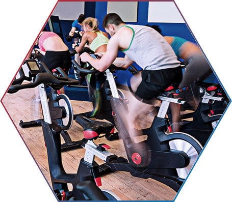 IMAGEM ILUSTRATIVA - PESSOA FAZENDO SPINNING NA ACADEMIA