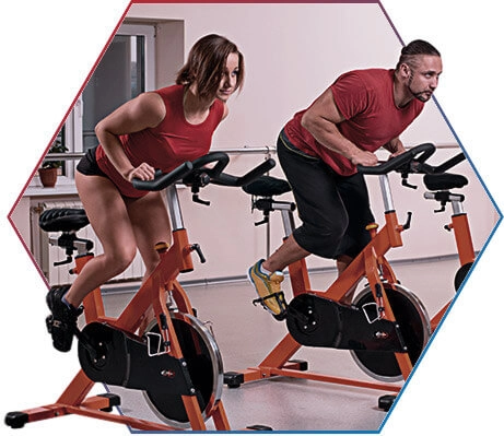 IMAGEM ILUSTRATIVA - PESSOAS FAZENDO SPINNING NA ACADEMIA