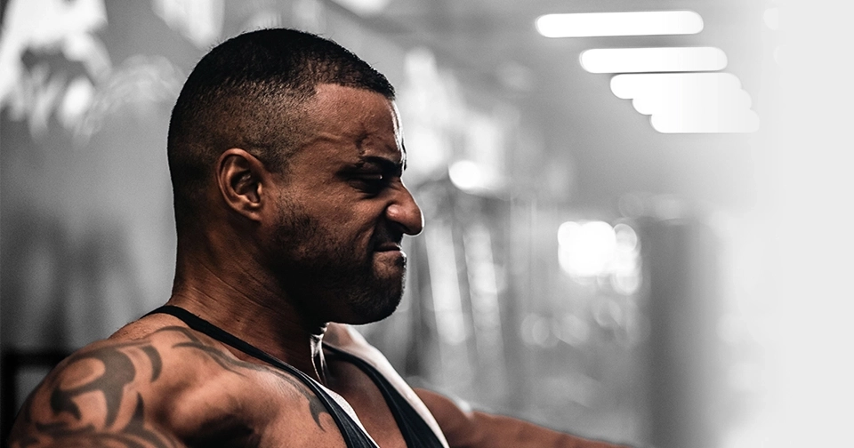 Growth Supplements - três suplementos de aminoácidos (Power Arginine, Beta-Alanine e BCAA) sobre fundo com hélice de DNA