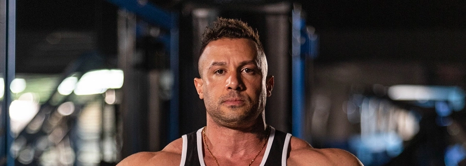 Growth Supplements - retrato de atleta masculino em academia
