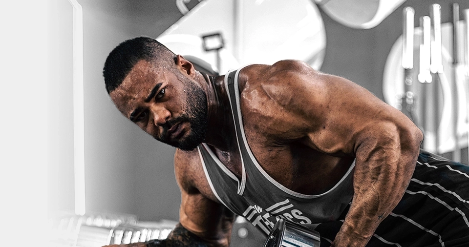 Growth Supplements - atleta masculino realizando remada unilateral com halter