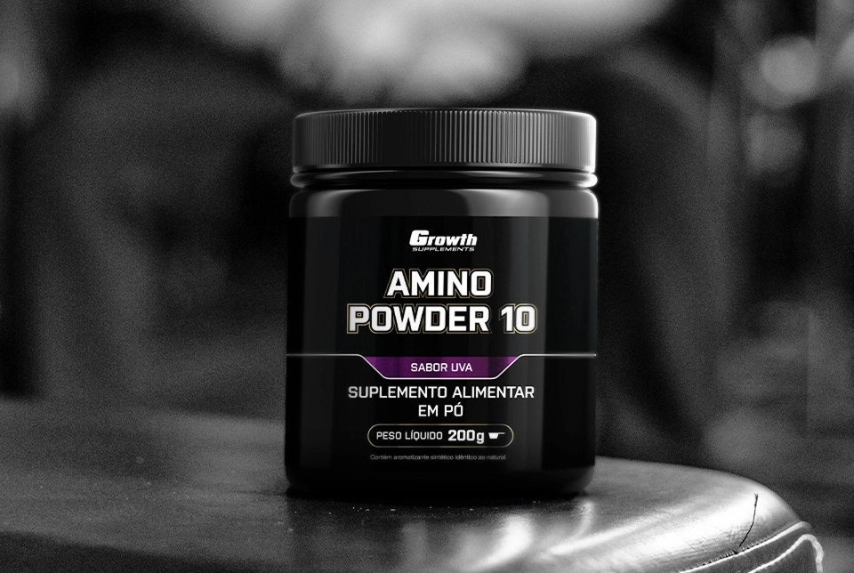 Growth Supplements - pote de Amino Powder 10 sobre banco de academia