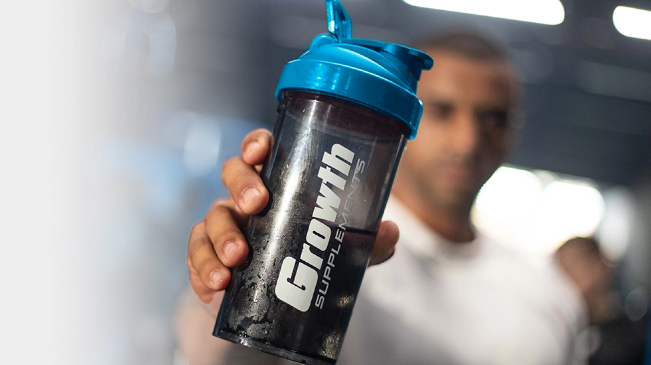 Atleta Growth - Growth Supplements com uma coqueteleira na mão