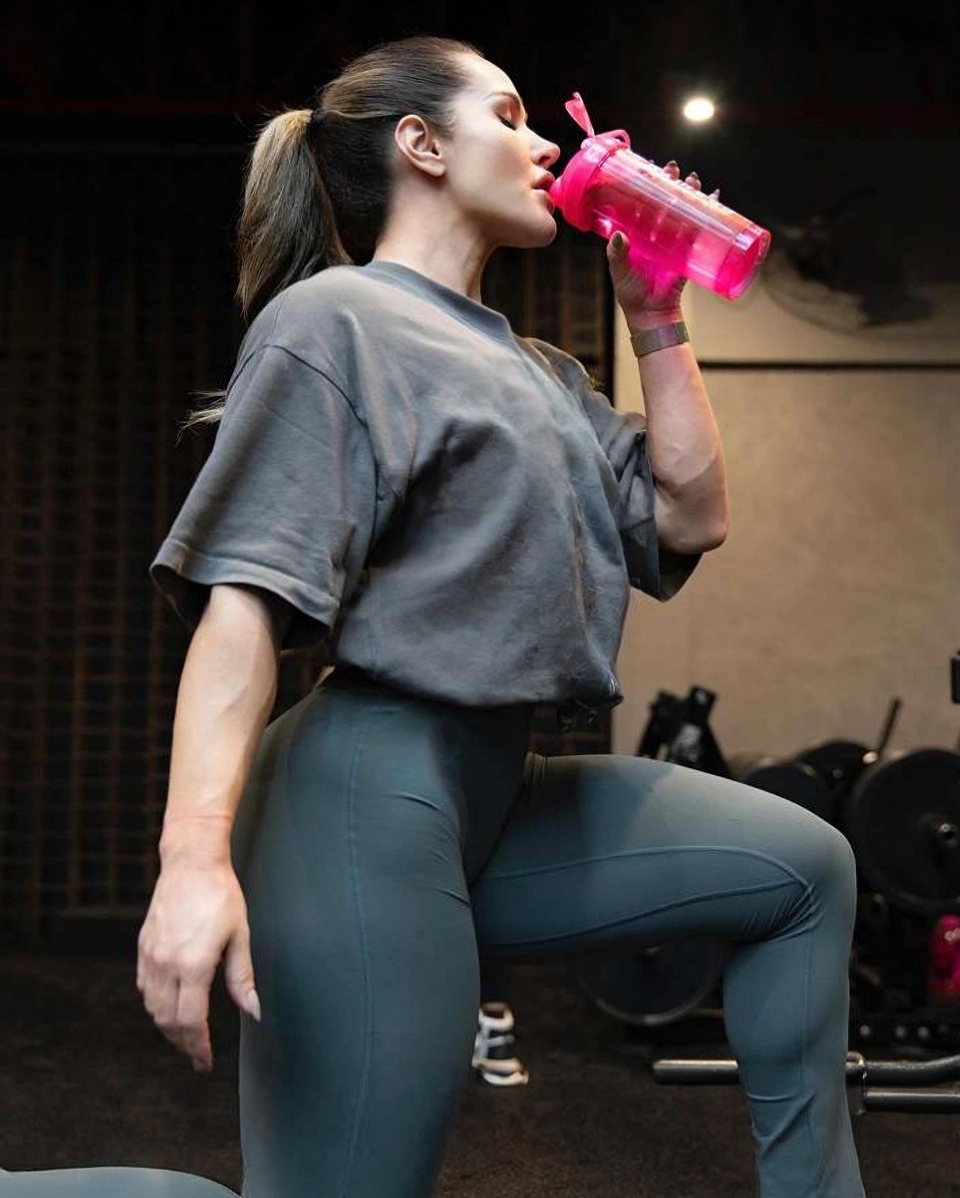Francielle Mattos Atleta Growth Supplements bebendo água