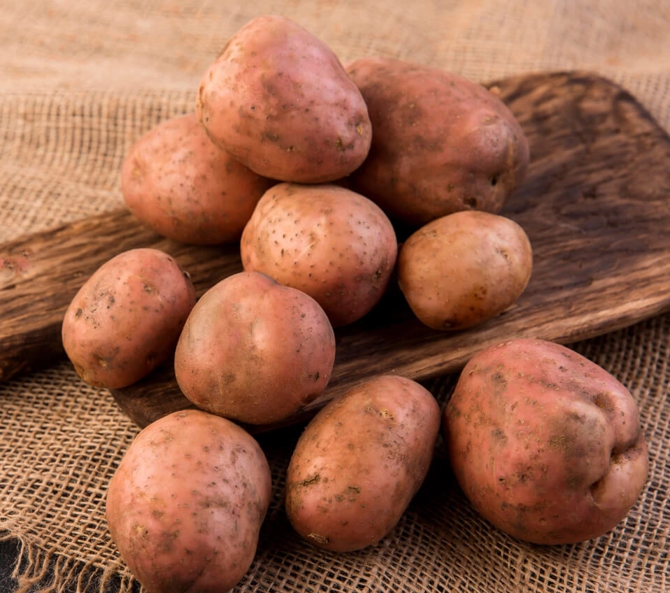 IMAGEM ILUSTRATIVA DE UMA MESA COM BATATAS