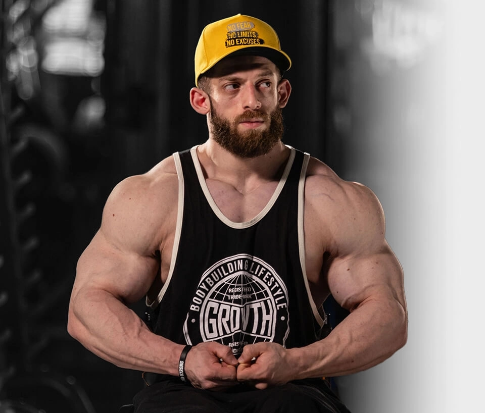 ATLETA TEAM GROWTH - Josué Fabiano (Gorila Albino) posando com roupa esportiva preta em academia