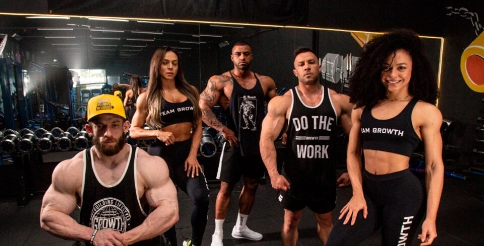 Growth Supplements - grupo de atletas posando em academia