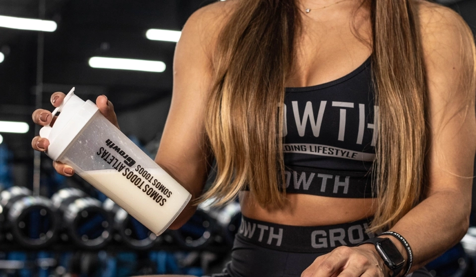 GROWTH SUPPLEMENTS - Imagem ilustrativa Proteína Vegana em uma coqueteleira com shake