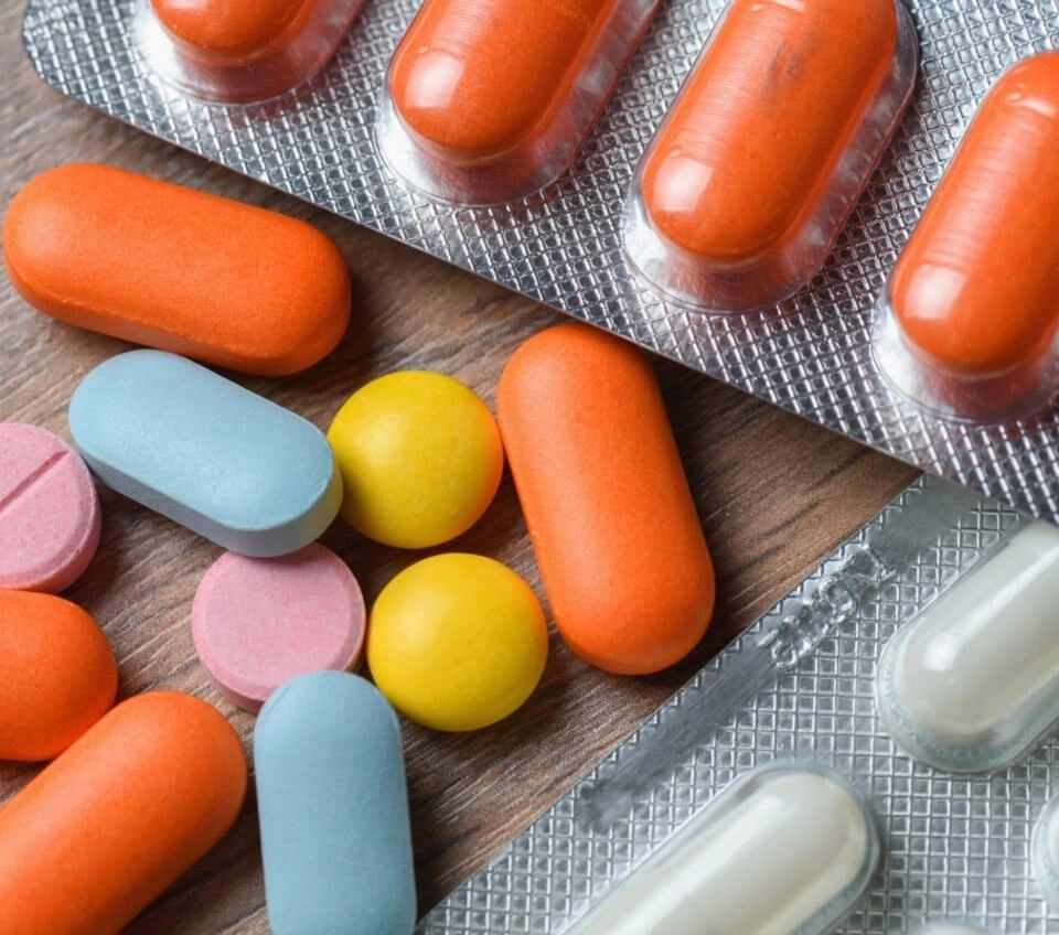 GROWTH SUPPLEMENTS - Imagem ilustrativa pilulas e capsulas coloridas.