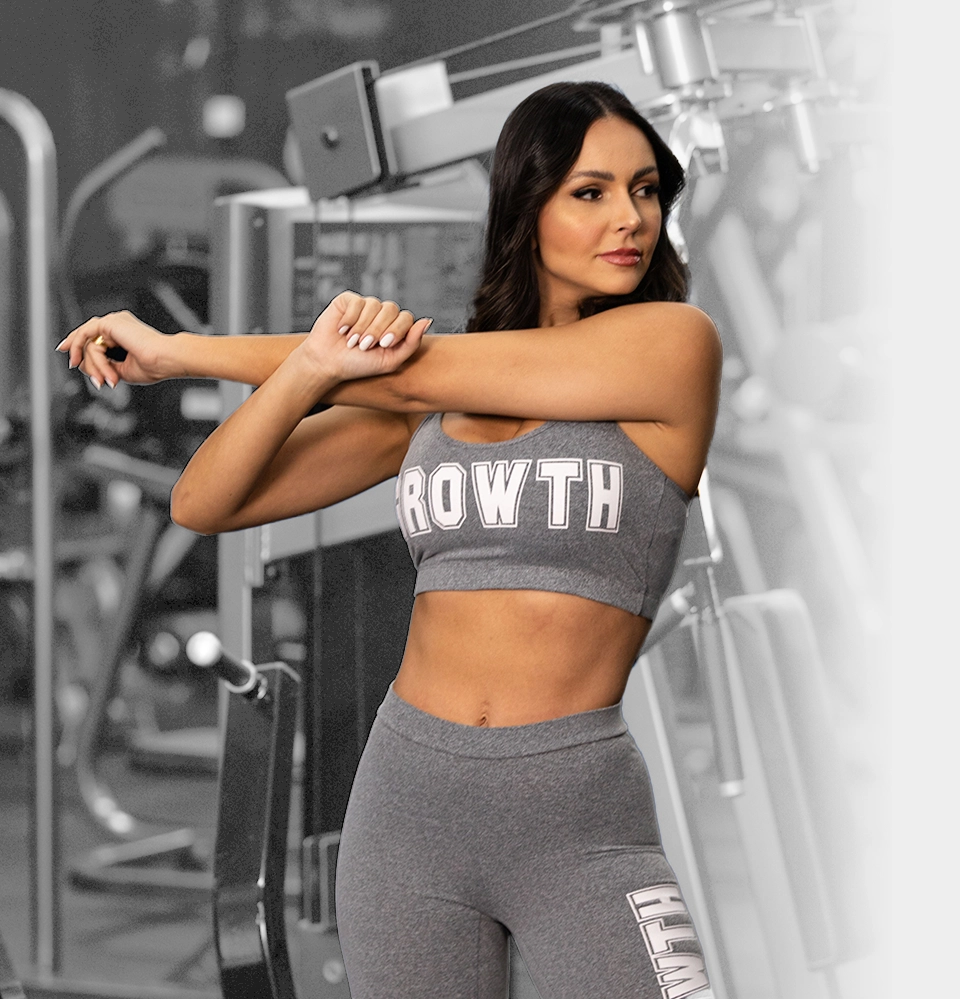 Amanda Curvelo Influencer se alongando