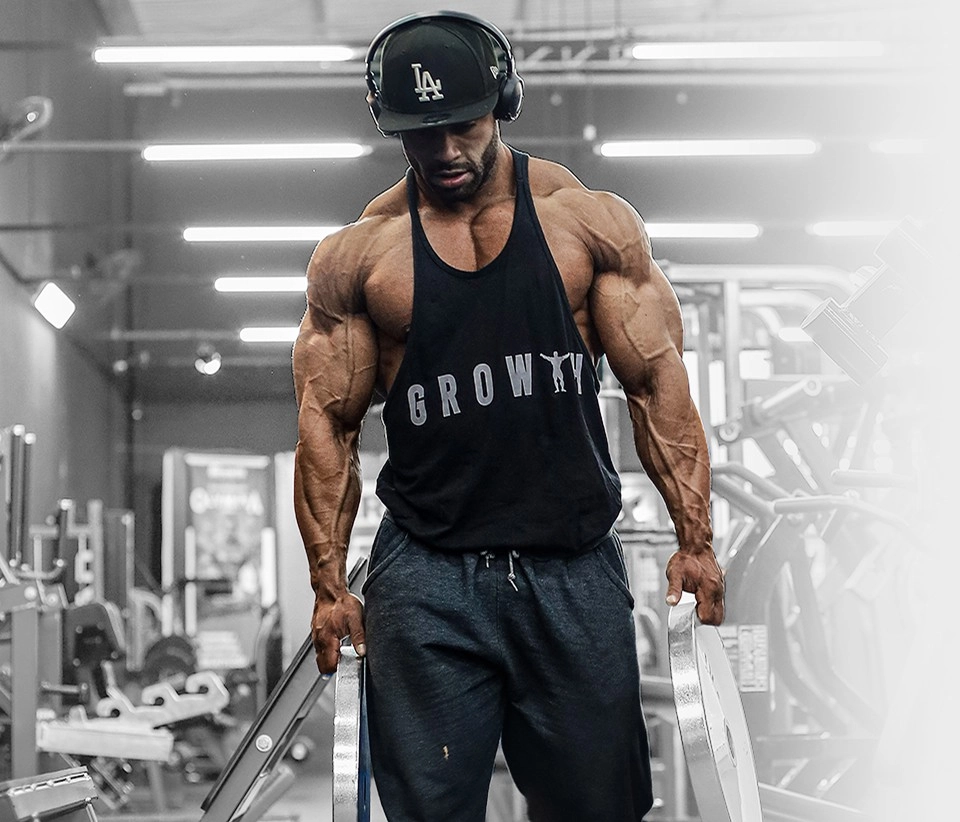 Elivelton Morais Atleta fazendo exercicios na academia