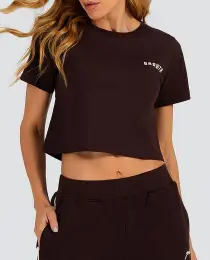Camiseta Cropped Growth Frase Costas Marrom