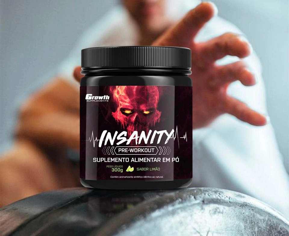 Pré-treino Insanity 300g - Growth Supplements, com uma mão no fundo