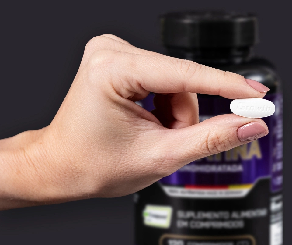 pessoa segugrando um comprimido da CREATINA (Creapure®) - Growth Supplements