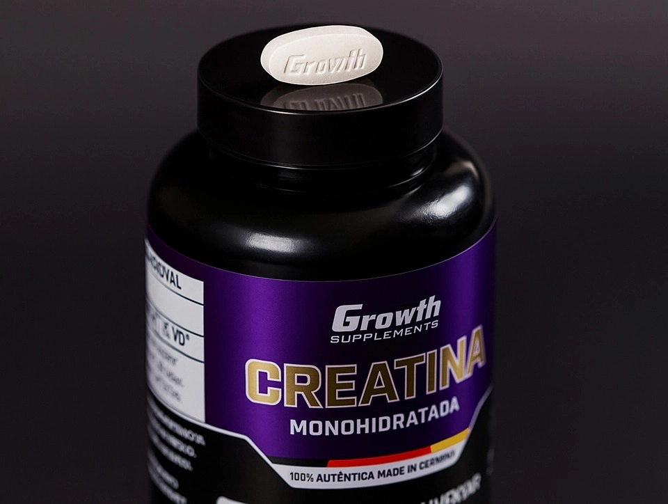 Um comprimido em cima da embalagem de CREATINA (Creapure®) - Growth Supplements