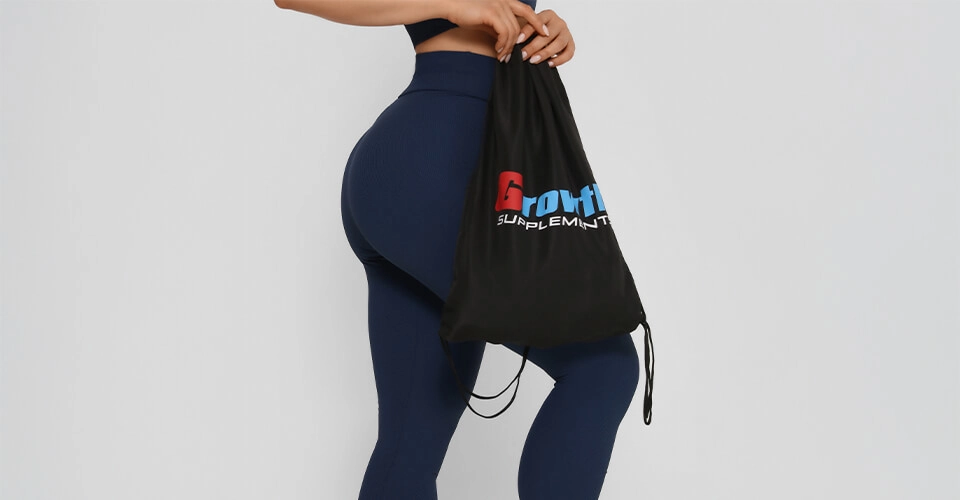 Mulher de legging, com a sacochila Growth na mão