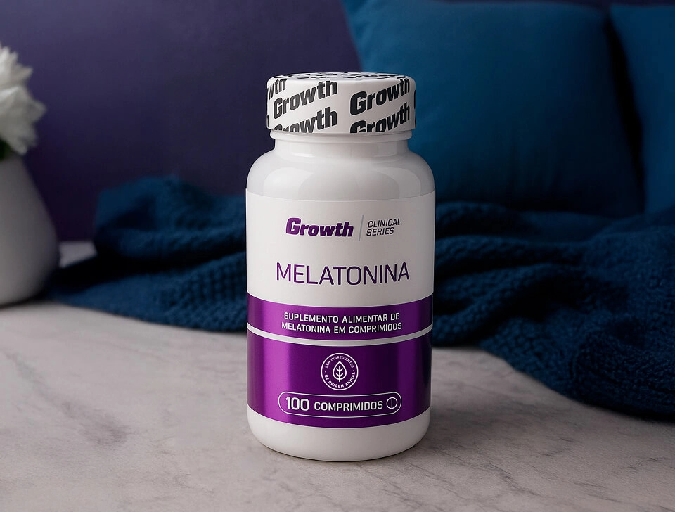 melatonina 0,21mg (100 Comprimidos) - Growth Supplements na frente e um cobertor no fundo