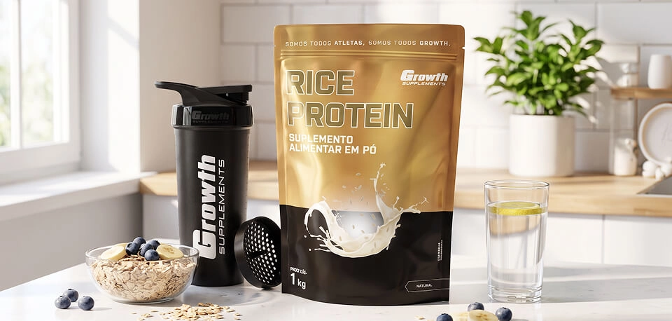 IMAGEM ILUSTRATIVA - RICE PROTEIN AO LADO DE UMA COQUETELEIRA E UM BOW DE CERAIS COM FRUTAS EM UMA COZINHA