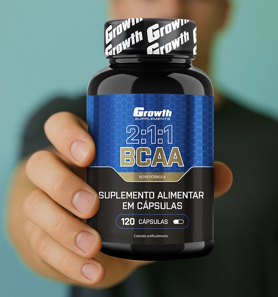 Uma pessoa segurando o BCAA 2:1:1 - growth supplements