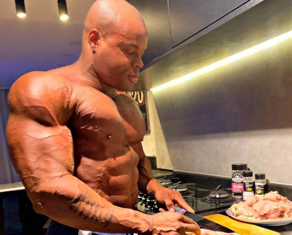 Eduardo Edoc Classic Physique PRO, ao lado do fogão