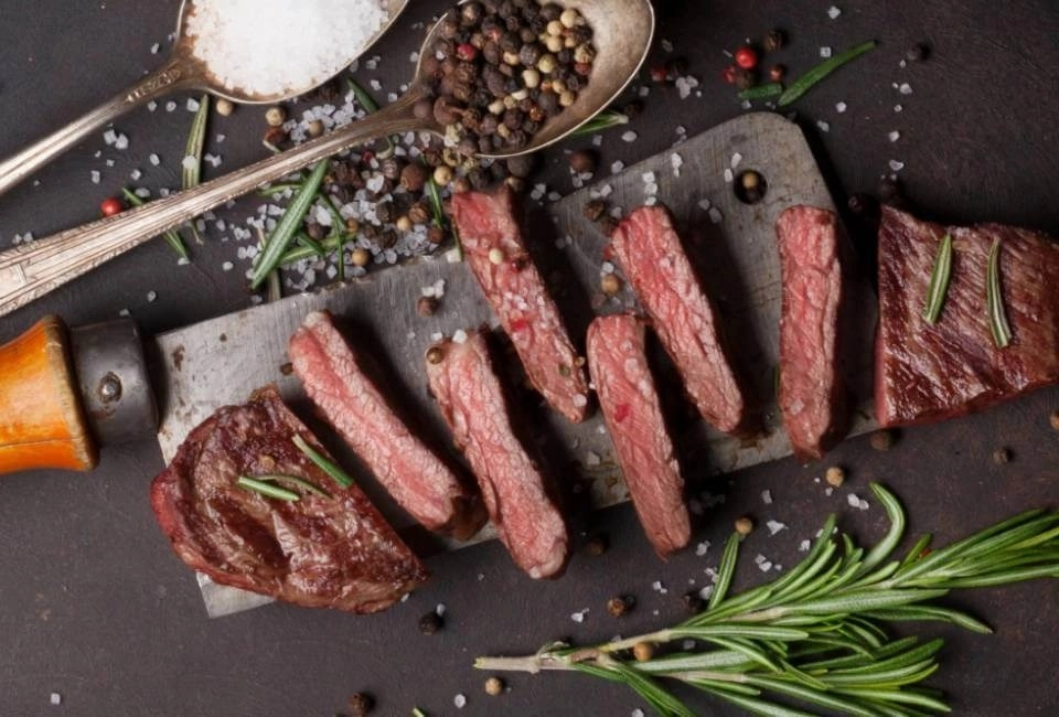 Pedaços de carne em cima de uma faca