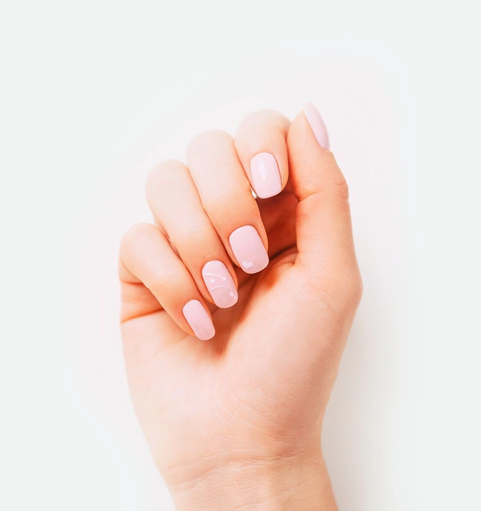 GROWTH SUPPLEMENTS - Imagem ilustrativa mão feminina com unhas pintadas