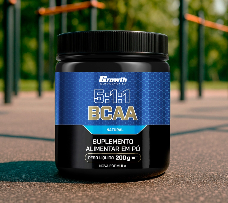 BCAA (5:1:1) (200g) (em pó) - Growth Supplements e ao fundo um parque