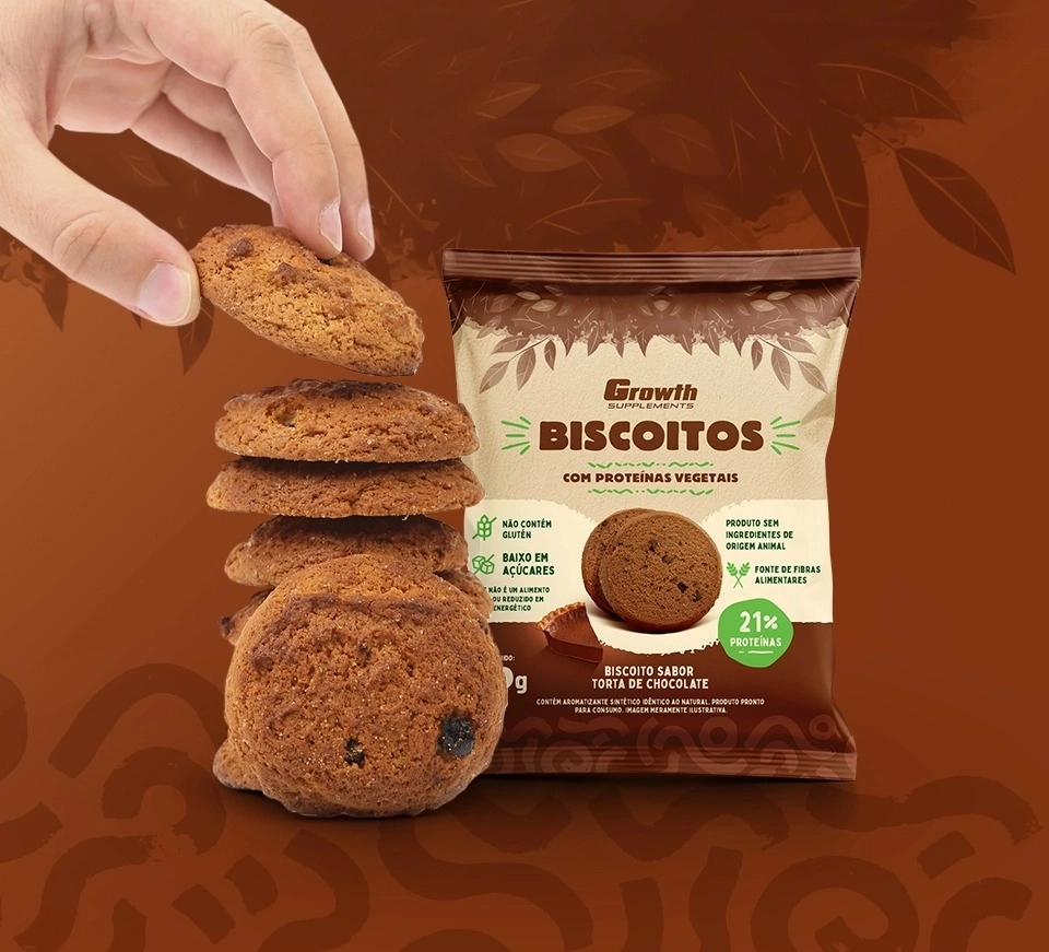 Pacote de Biscoitos com Proteínas Vegetais — Growth Supplements com biscoitos espalhados ao redor e uma mão segurando um biscoito
