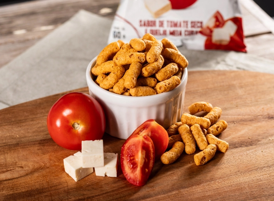 GROWTH SUPPLEMENTS - Imagem ilustrativa snack em um pote, com tomate e queijo na frente