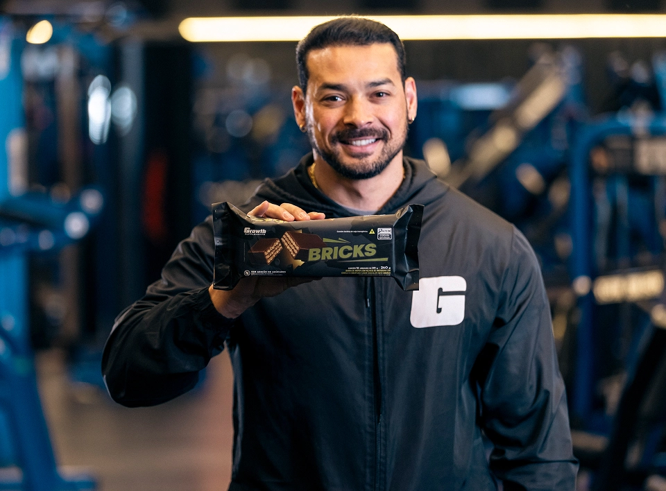 Felipe Franco segurando o Bricks da Growth Supplements
