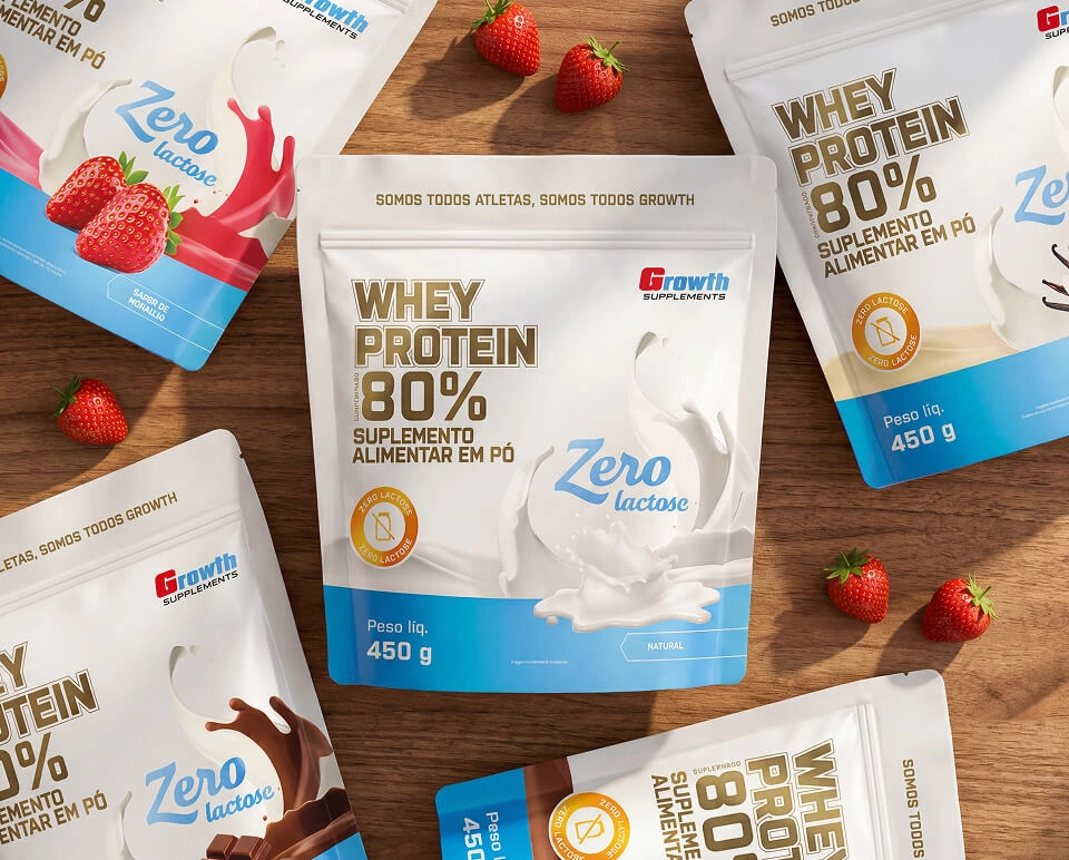 GROWTH SUPPLEMENTS - Embalagem de Whey Protein Zero Lactose 80% sabor natural em balcão de cozinha