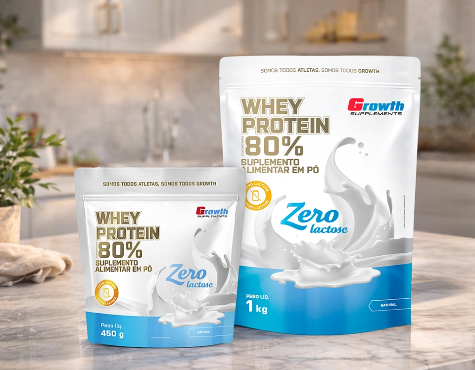 GROWTH SUPPLEMENTS - Embalagem de Whey Protein Zero Lactose no balcão de uma cozinha
