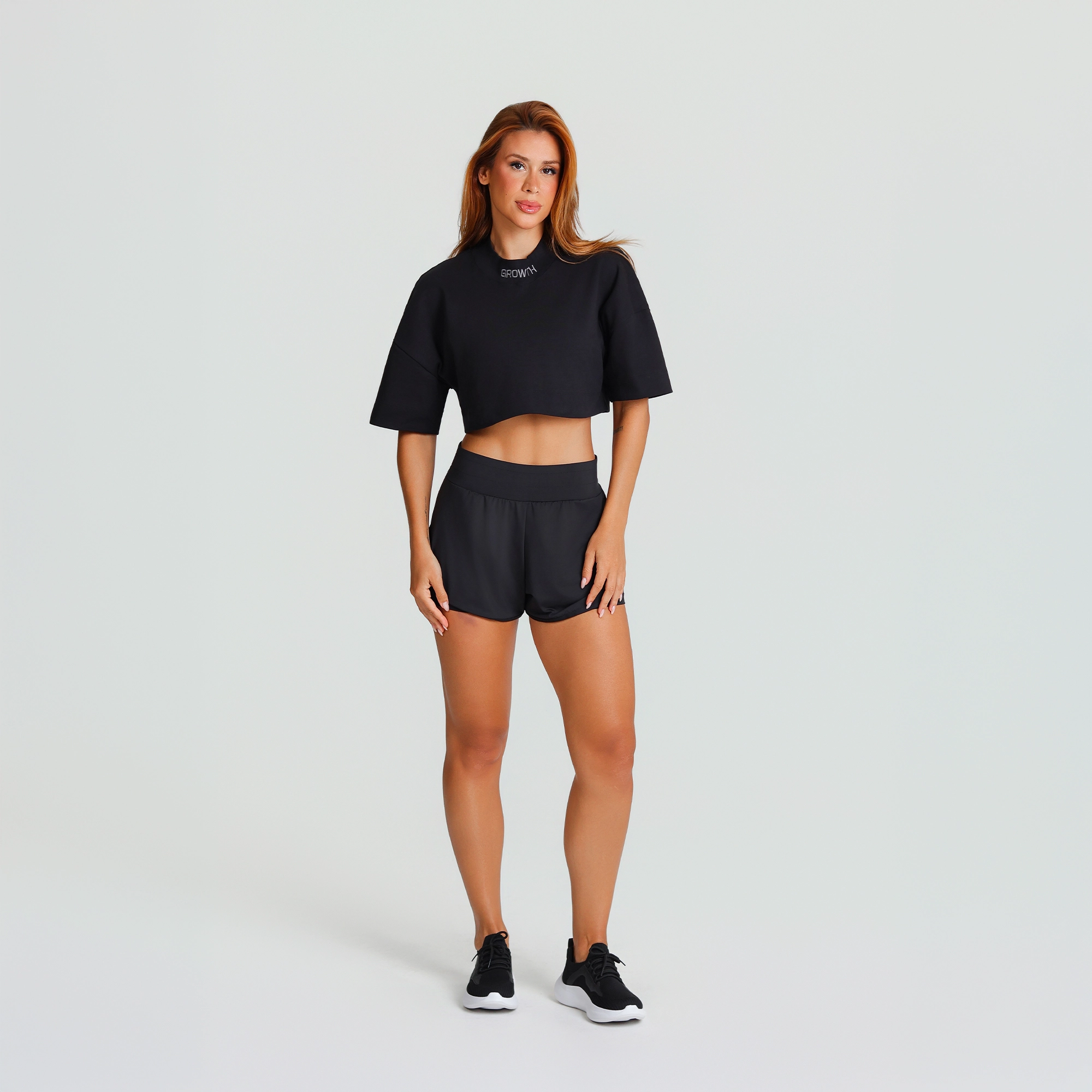 Camiseta cropped over preto com gola