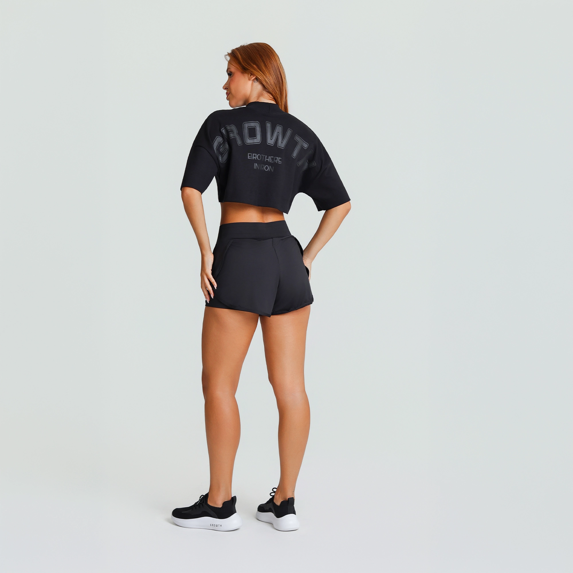 Camiseta cropped over preto com gola