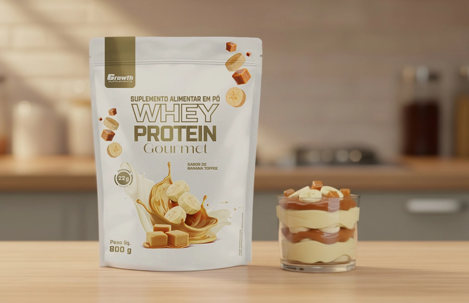 GROWTH SUPPLEMENTS - Imagem ilustrativa Daily Whey Morango numa mesa