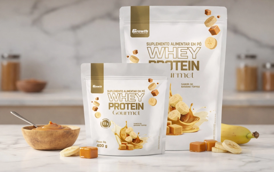 GROWTH SUPPLEMENTS - Imagem ilustrativa Daily Whey Morango em um fundo rosa