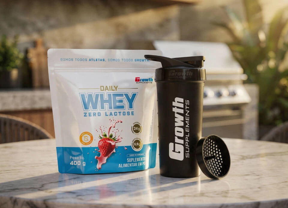 GROWTH SUPPLEMENTS - Embalagem do Daily Whey Protein Zero Lactose no balcão de uma cozinha