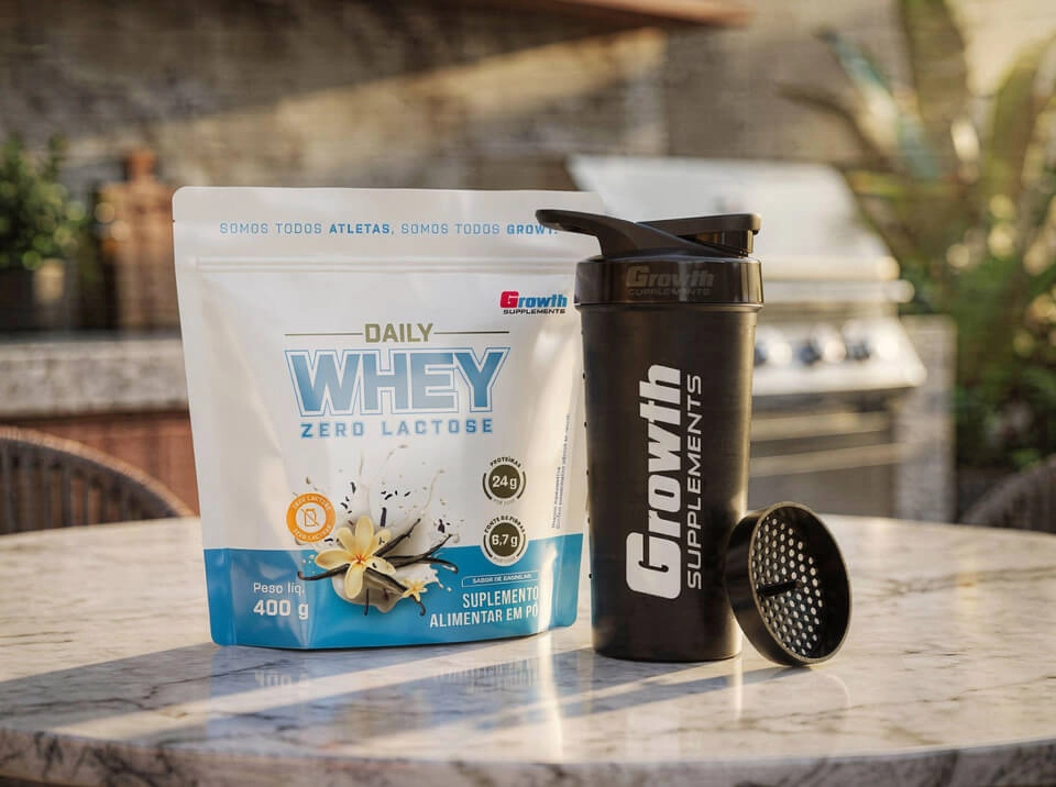 GROWTH SUPPLEMENTS - Embalagem do Daily Whey Protein Zero Lactose no balcão de uma cozinha