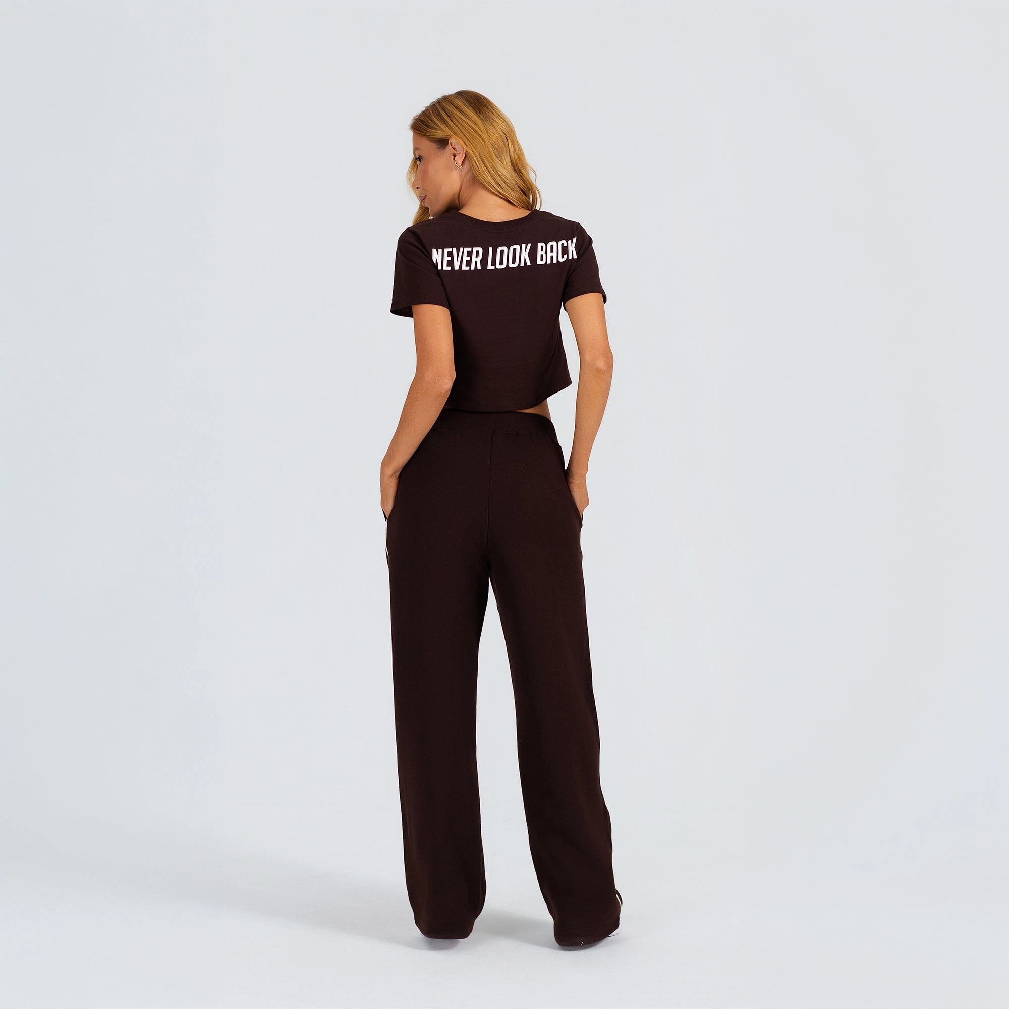 Camiseta Cropped Growth Frase Costas Marrom