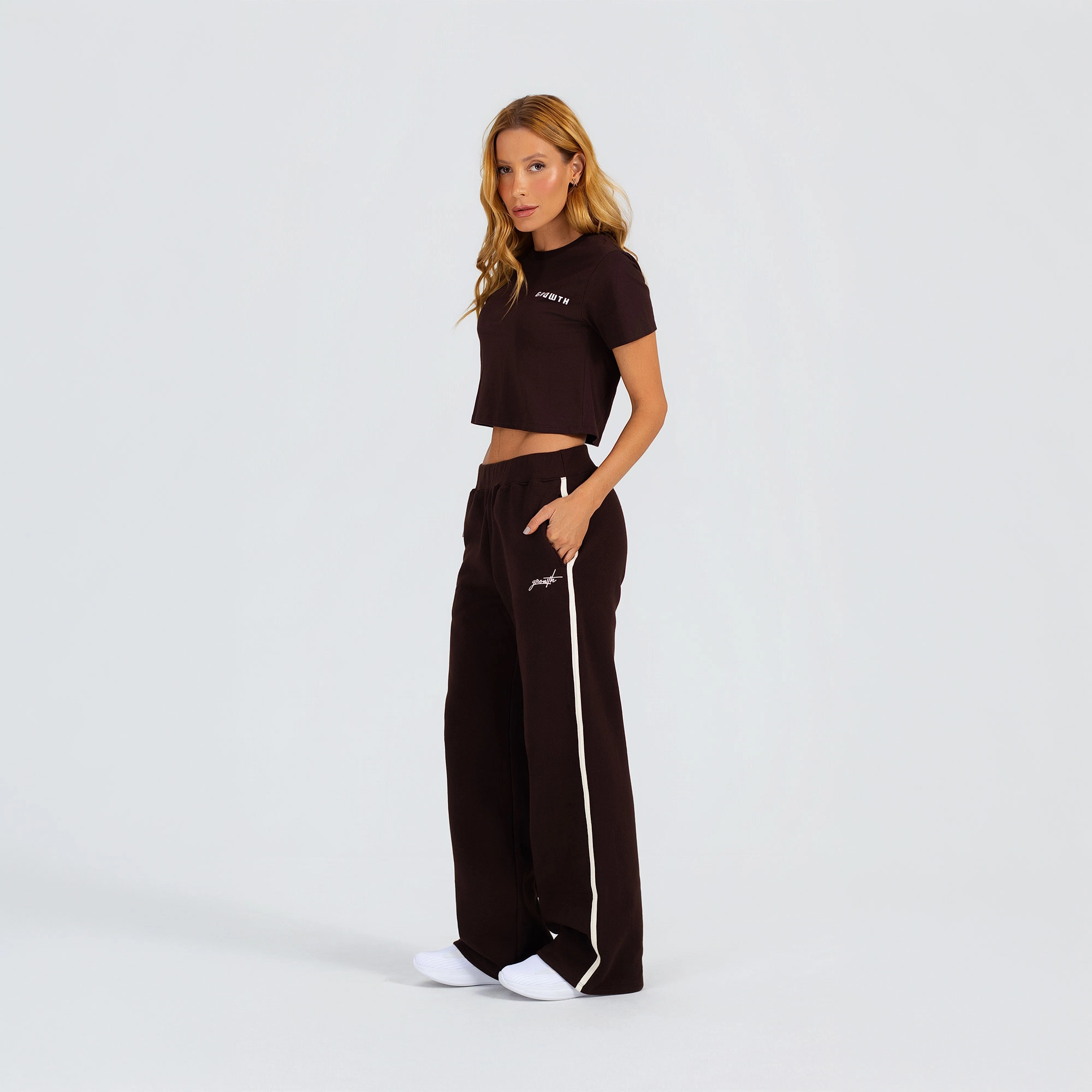 Camiseta Cropped Growth Frase Costas Marrom