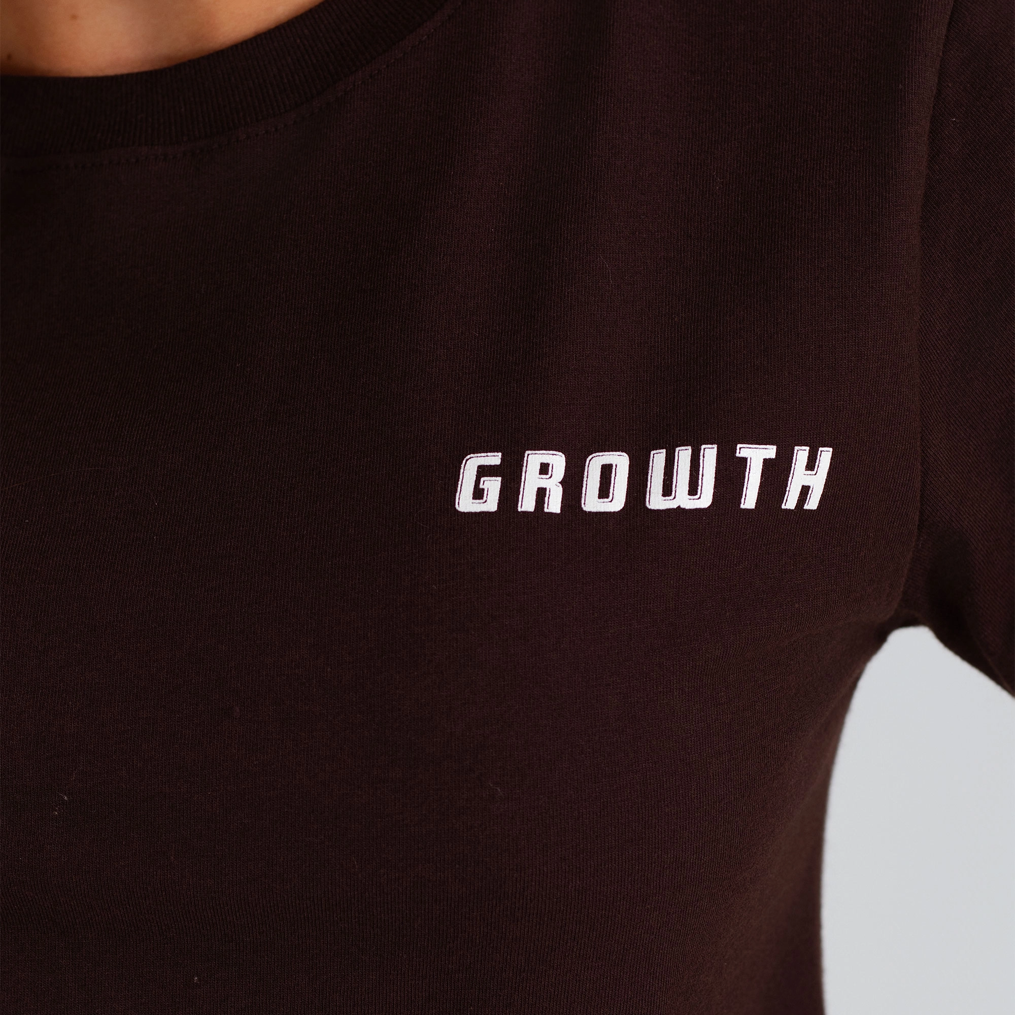 Camiseta Cropped Growth Frase Costas Marrom