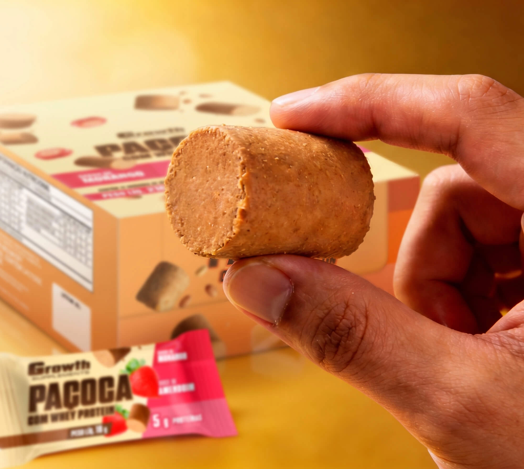Uma pessoa segurando uma paçoca Growth Supplements